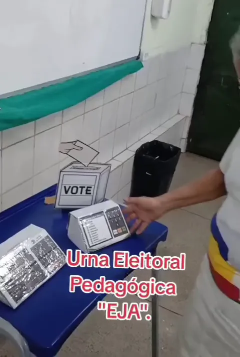 Urna Eletrônica Pedagógica 2.0 já montada e pronta para a eleição simulada