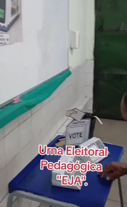 Materiais impressos do kit: Título de Eleitor, Cola Eleitoral e cartão de voto simulado