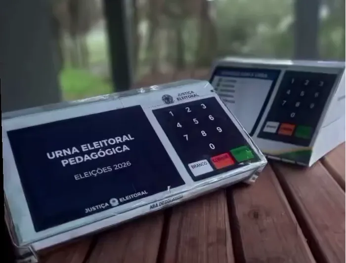 Turma da EJA aplicando a Urna Eletrônica Pedagógica 2.0 em uma eleição simulada