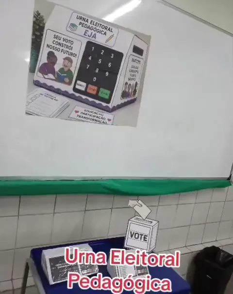 Urna Eletrônica Pedagógica 2.0 montada, pronta para a eleição simulada na sala de aula
